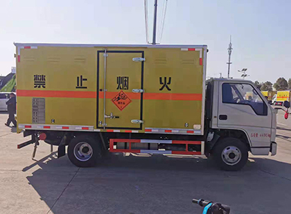 龙圩爆破器材运输车工人安全操作规范与智能技术保障